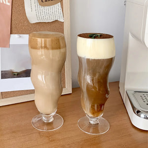 Gewellte kegelförmige Glastasse