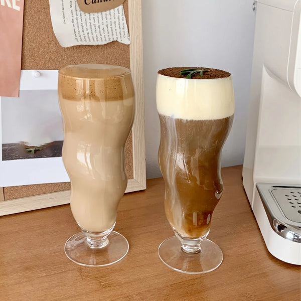 Gewellte kegelförmige Glastasse