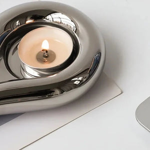 Versilberter geometrischer Kerzenhalter aus Keramik