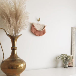 Handgewebter Wandteppich aus Baumwolle mit Makramee und Kugeldekor