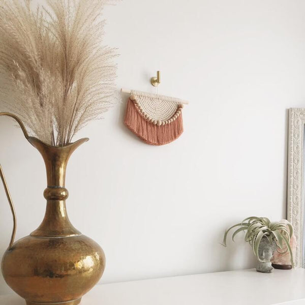 Handgewebter Wandteppich aus Baumwolle mit Makramee und Kugeldekor