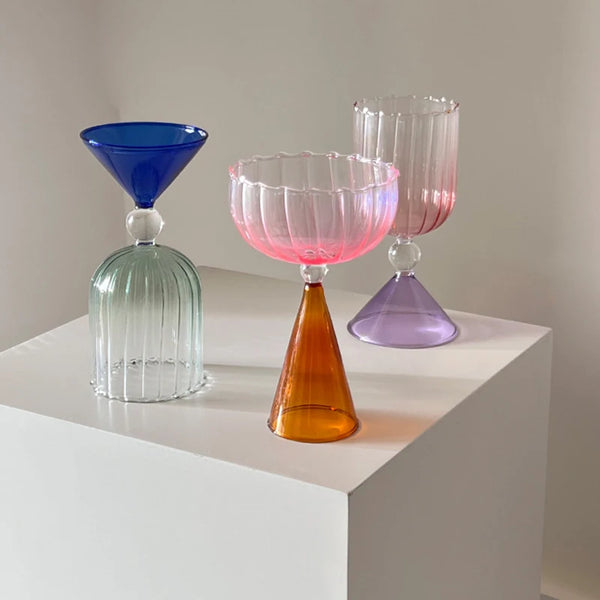 Buntes kegelförmiges Cocktailglas