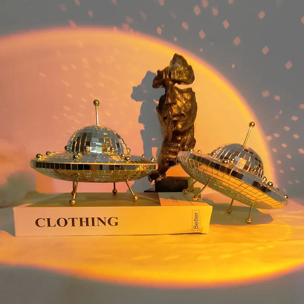 Adorno OVNI con forma de bola de discoteca