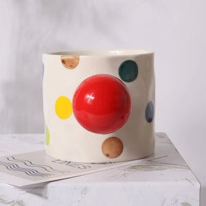 Keramiktasse mit roten Punkten