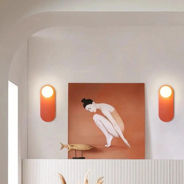 Lampe murale en forme de boule de verre sur une plaque