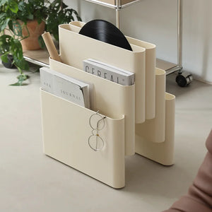 Retro-zeitgenössischer, farbig geschichteter Boden-Zeitschriftenständer