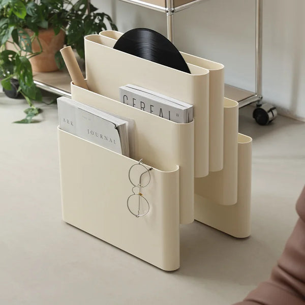 Retro-zeitgenössischer, farbig geschichteter Boden-Zeitschriftenständer