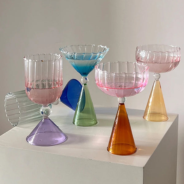 Buntes kegelförmiges Cocktailglas