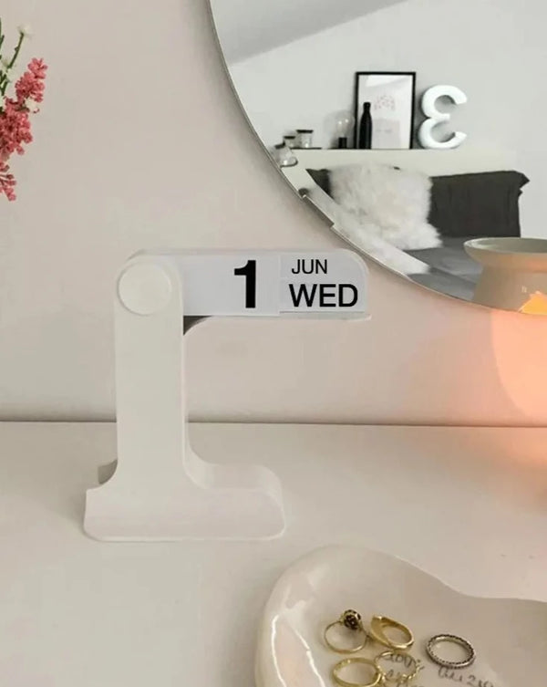 Minimalistic Desktop Black Flipping Calendar