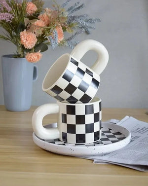 Keramiktasse mit Karomuster und Schachbrettmuster