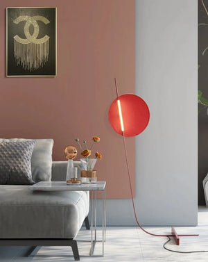 Lampadaire rouge au design nordique avec cadre en métal courbé