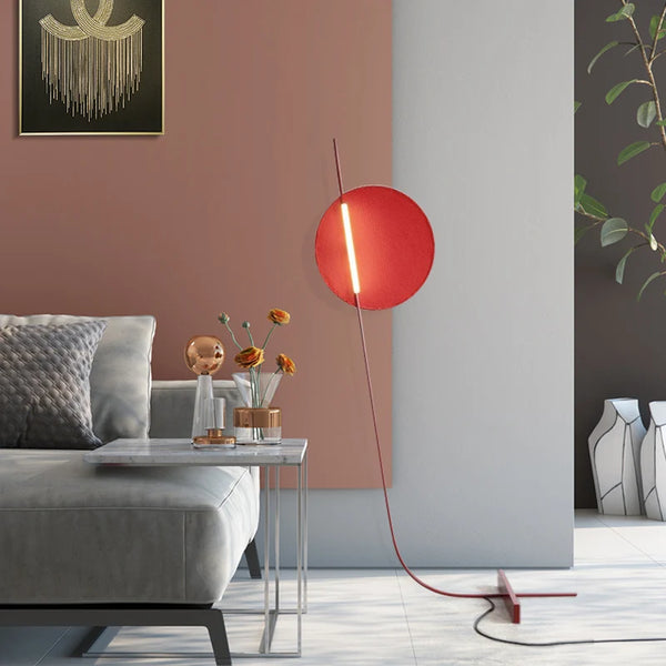 Lampadaire rouge au design nordique avec cadre en métal courbé