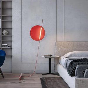 Lampadaire rouge au design nordique avec cadre en métal courbé