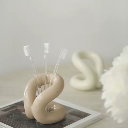 Atelier Oro Ceramic Knot Vase Holder