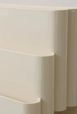 Retro-zeitgenössischer, farbig geschichteter Boden-Zeitschriftenständer