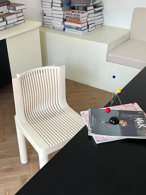 Chaise de salle à manger rétro-contemporaine avec dossier en maille ABS