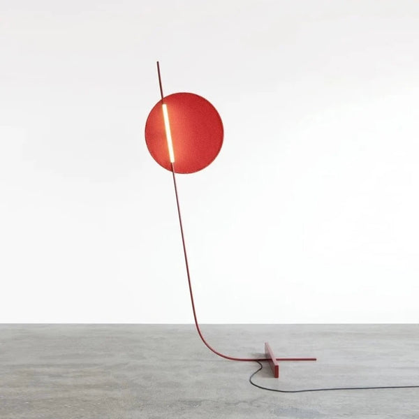 Lampadaire rouge au design nordique avec cadre en métal courbé