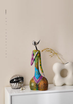 Estatua de mujer africana pintada de forma abstracta