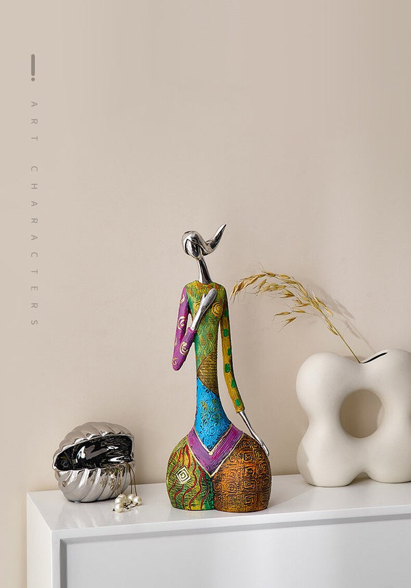 Estatua de mujer africana pintada de forma abstracta