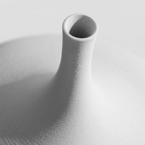 Jarrón de cerámica minimalista hecho a mano con arte zen en blanco y negro