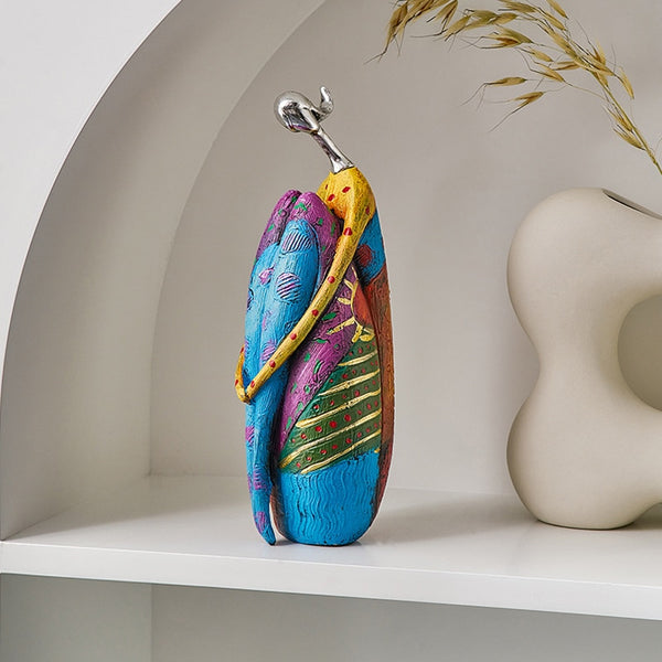 Estatua de mujer africana pintada de forma abstracta