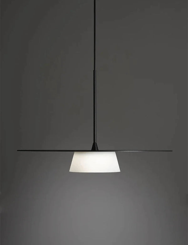 Plafonnier suspendu en plaque métallique ronde et fine