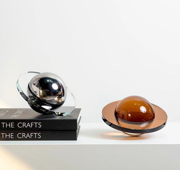 Escultura geométrica del planeta Saturno hecha a mano en cristal macizo