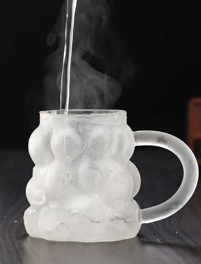 Transparente Tasse mit Traubenmotiv