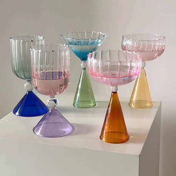 Buntes kegelförmiges Cocktailglas