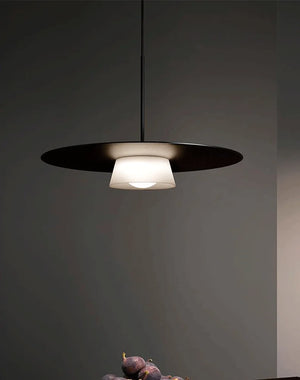 Plafonnier suspendu en plaque métallique ronde et fine