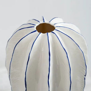 Keramikvase in Karambolenform 