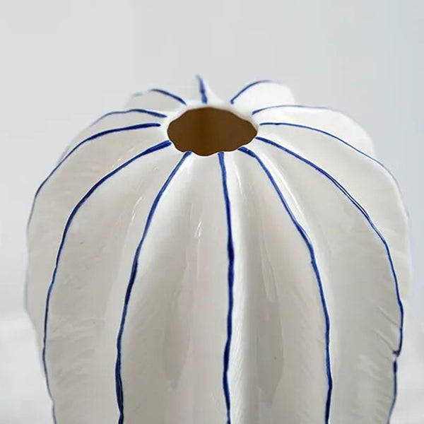 Keramikvase in Karambolenform 